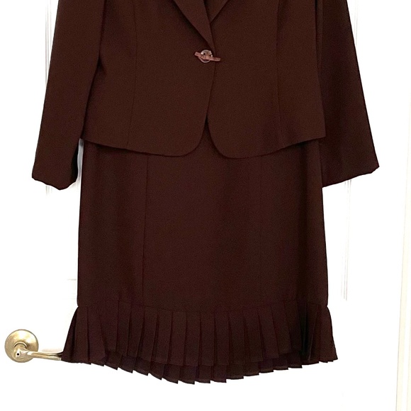 Dress suite. - Picture 2 of 7